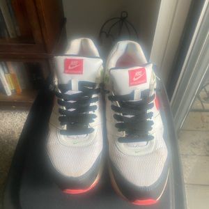 Women’s Nike Airmax size 9